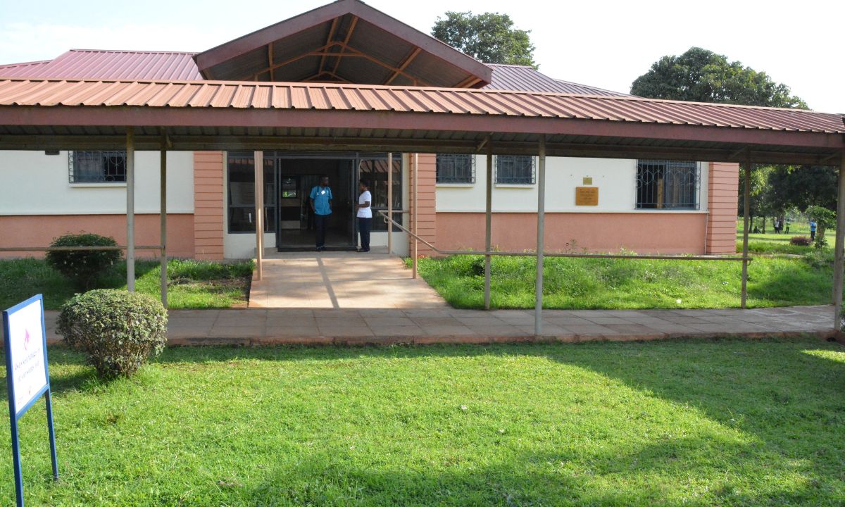 Ein Gebäude mit einem Rasen davor.